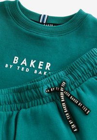 Baker by Ted Baker STANDARD SET - Træningssæt - green