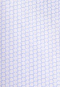 Blauw en witte stof met een hexagonaal patroon in een rasterindeling, die de gedetailleerde textuur en weving van het materiaal toont.