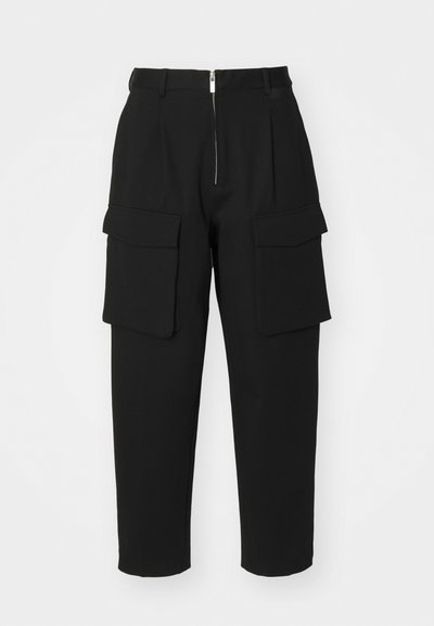 Μαύρο cargo παντελόνι με φερμουάρ, δύο μεγάλες μπροστινές τσέπες, κομψό σχέδιο και cropped εφαρμογή. Το υλικό είναι λείο και απαλό.