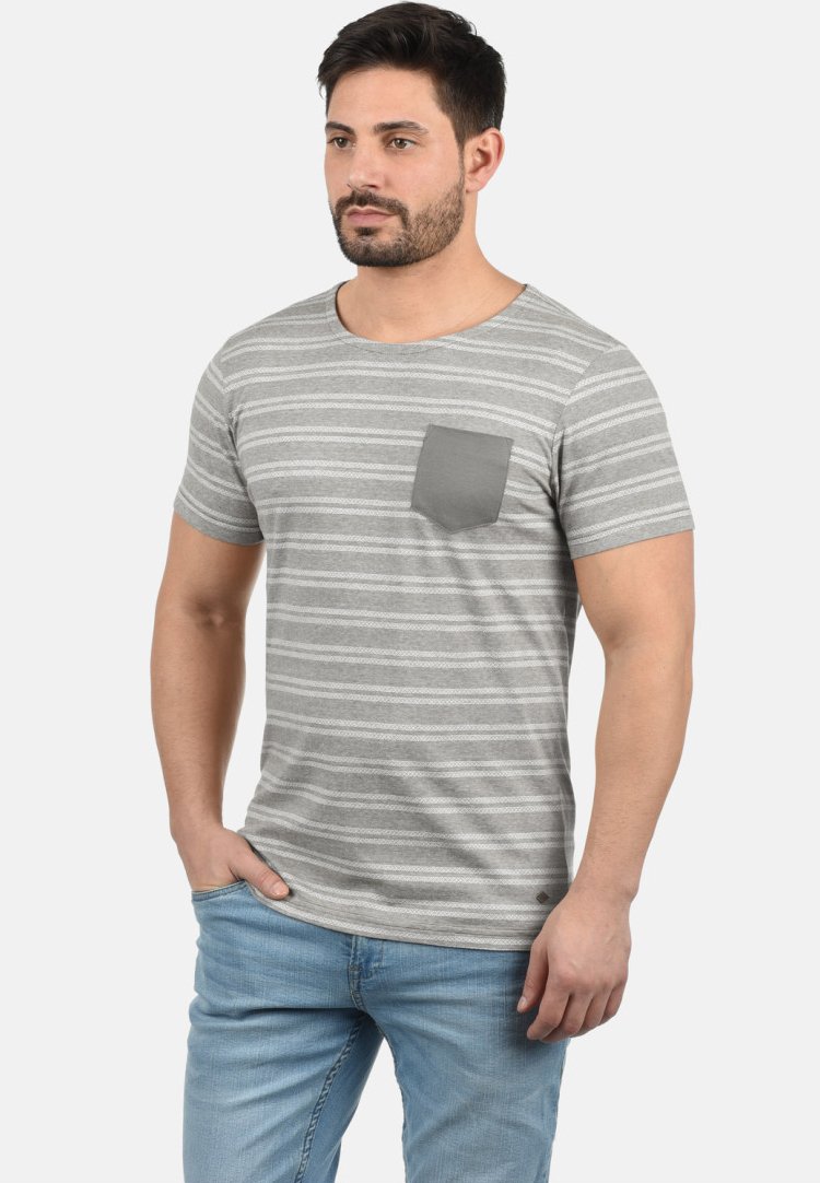 Grå stribet kortærmet t-shirt med rund hals og en kontrasterende grå brystlomme. Har en blød tekstur og en afslappet pasform.