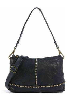 Borsa a tracolla in pelle nera con borchie color oro disposte in linee verticali e orizzontali, tracolla regolabile e chiusure color oro.