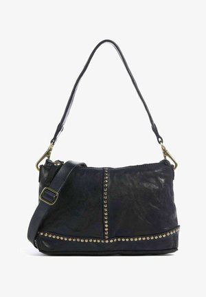 Borsa a tracolla in pelle nera con borchie color oro disposte in linee verticali e orizzontali, tracolla regolabile e chiusure color oro.