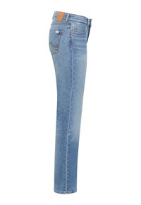 Jeans de mezclilla azul claro con corte recto, diseño de cinco bolsillos y una etiqueta de cuero en la parte trasera de la cintura. Textura desgastada.