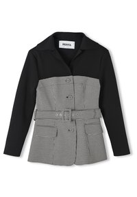 Chaqueta estructurada en blanco y negro con patrón de pata de gallo, diseño de cuello, botones en el frente y un cinturón en la cintura. Textura suave.