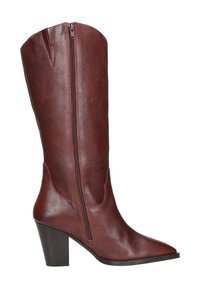 Bruine leren kniehoge laars met spitse neus, zijrits en blokhak. Heeft stikdetails en een licht gebogen bovenrand.