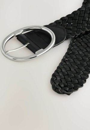 Czarny pleciony skórzany pasek z gładkim czarnym podkładem, z okrągłą srebrną metalową klamrą i skomplikowanymi splotami.
