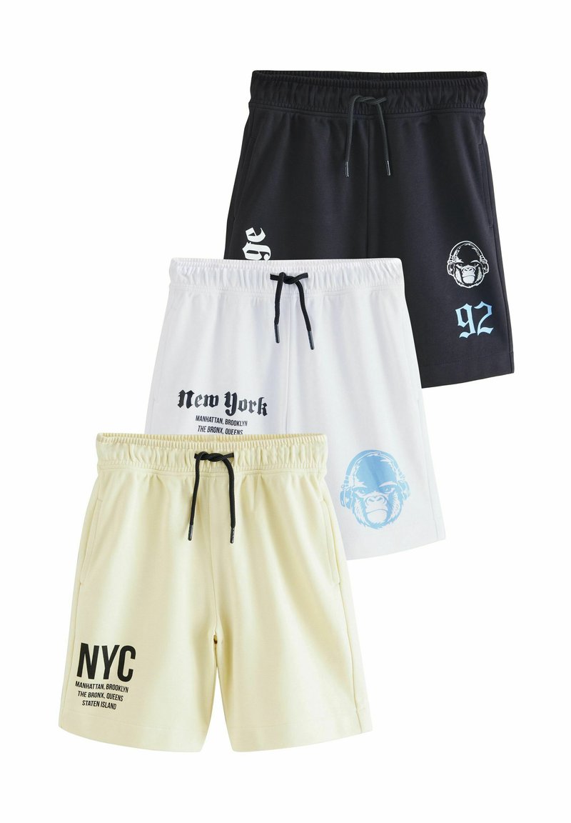 Tre par shorts: svarta med vita grafik, vita med "New York" text och gula med "NYC" tryck. Alla har elastisk midja och dragsko.