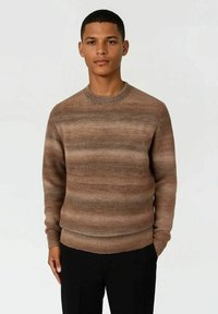 Brunrandig stickad tröja med rund halsringning. Mjuk textur, ribbade ärmslut och nederkant, subtila färgvariationer genom hela designen.