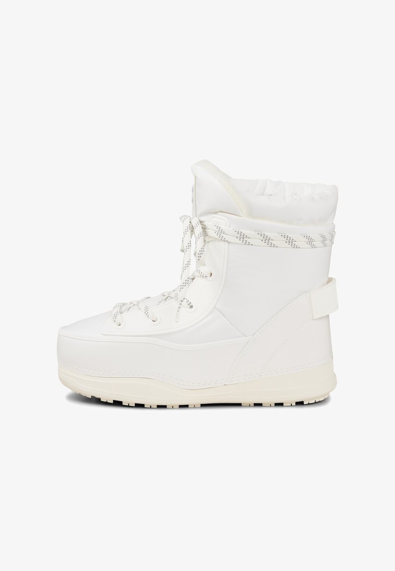 Białe ocieplane buty z teksturowaną cholewką, sznurowane z przodu i z podeszwą z żebrowanej gumy. Posiadają miękki, wyściełany kołnierz oraz pętelkę do łatwego zakładania.