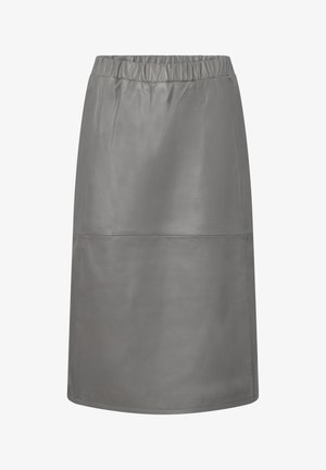 Grå lædernederdel med en glat tekstur, elastisk talje, knælængde design og horisontale sømdetaljer ved midten.
