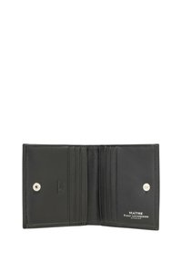 Cartera de cuero negro con múltiples ranuras para tarjetas, cierre a presión plateado, interior texturizado y logo de la marca en relieve en el lado derecho.