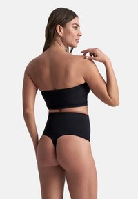 Top bikini bandeau nero abbinato a pantaloni bikini a vita alta. Tessuto liscio, design semplice, senza hardware o motivi visibili.