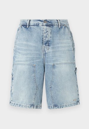 Šviesiai mėlyni džinsiniai šortai su patogiu siluetu, turintys dvi priekyje esančias kišenes ir papildomas šonines kišenes. Visame paviršiuje yra nusidėvėjimo efektas.