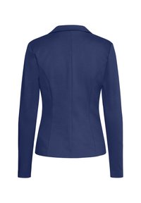 Blazer entallado azul oscuro con cuello con muesca, mangas largas y cintura ajustada. Tela suave sin patrones ni acentos visibles.