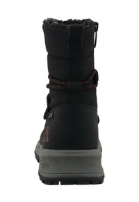 Botas aislantes negras con un encima acolchado, suela texturizada gris y un acento rojo en la parte trasera. Presentan una tirador y cordones para un ajuste ceñido.