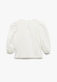 Blusa de algodón blanca con mangas largas abullonadas, un diseño fruncido en la parte posterior y un cierre de botón en el cuello. Textura suave y silueta sencilla.