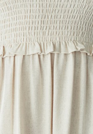 Bijela platnena tkanina s pufastim korzetom, nabranim rubovima i plisiranim suknjom. Tekstura je lagana i prozračna.