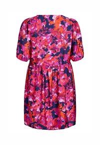 Vestido multicolorido con un patrón de formas abstractas en rosa, rojo y púrpura. Mangas cortas con volumen y cintura fruncida, confeccionado en una tela suave.