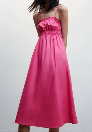 Roze satijnen midi-jurk met verstelbare spaghetti bandjes en een geplooide lijfje. De rok heeft een gladde textuur en valt zacht naar de zoom.