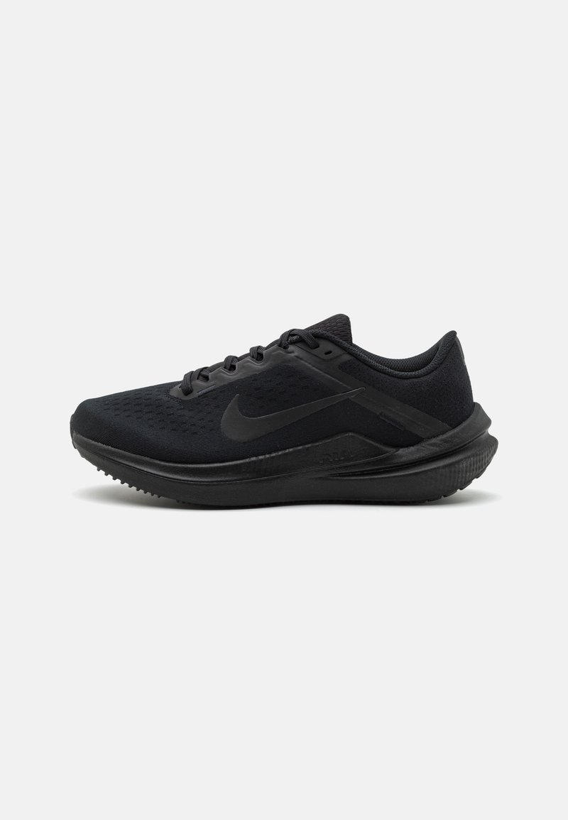 Chaussure de course Nike noire avec tige en mesh, semelle rembourrée et design à lacets, vue de profil sur fond blanc.