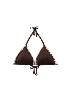 Braunes, strukturiertes Triangel-Bikinioberteil mit weißer Zickzackkante sowie Neckholder- und Rückenschnürung auf weißem Hintergrund.