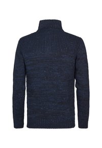 Pulover tricotat de culoare bleumarin, cu guler înalt, model texturat și o croială relaxată. Dispune de manșete și tiv cu nervuri, cu accente subtile în toată structura.