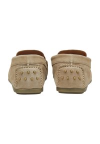 Mocassini beige in suede con forma arrotondata, caratterizzati da cuciture decorative e cinque borchie dorate sul retro per un tocco di dettaglio in più.