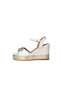 Sandali wedge bianchi con un accento circolare dorato e un lato in tessuto a fantasia. La suola presenta multiple strisce orizzontali in beige e oro.