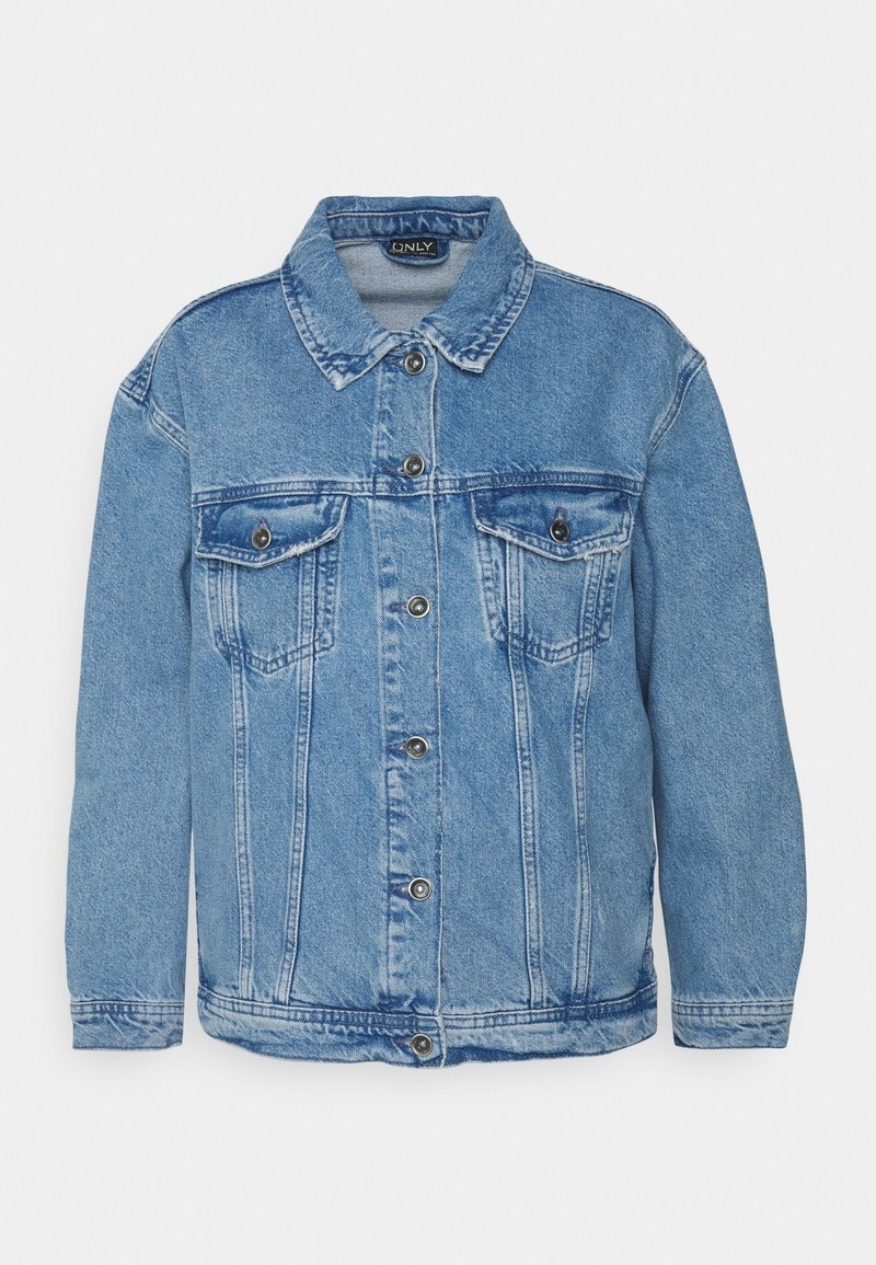 Veste en denim bleu clair avec fermeture à boutons, deux poches poitrine et un col classique. Présente des surpiqures doubles et une texture légèrement décolorée.