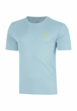 Maglietta azzurra chiaro a maniche corte con collo rotondo e piccolo logo circolare giallo sul petto sinistro.