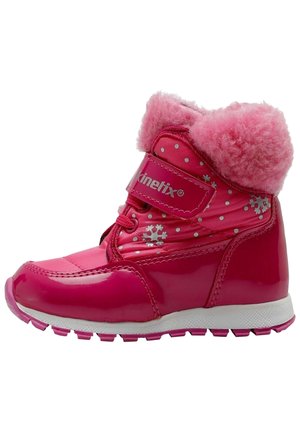 Børnestøvle i lys pink til vinter med imiteret pelskant, snefnugmønstre, velcrolukning og gummisål for godt fodfæste.