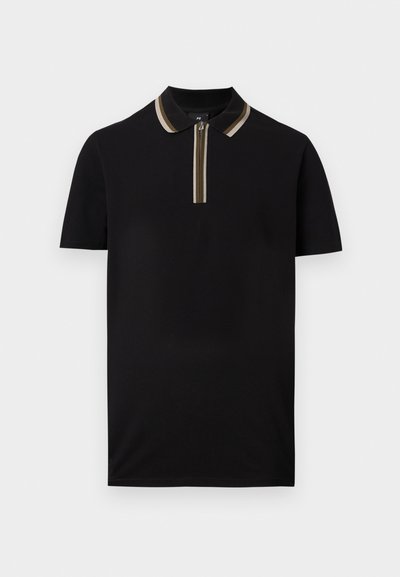 Μαύρο κοντομάνικο πόλο με φερμουάρ μέχρι τη μέση και γιακά με ριγέ καφέ και μπεζ λεπτομέρειες.