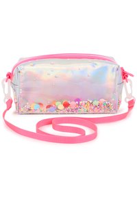 Διαφανής ιριδίζουσα τσάντα με ροζ φερμουάρ και λουρί, γεμάτη με πολύχρωμο κονφετί. Ορθογώνιο σχήμα με λεία υφή και λάμψη.