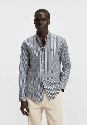 Gestreepte button-down shirt in marineblauw en wit, met een klassieke kraag, lange mouwen en een klein logo op de borst.
