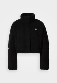 Svart cropped jakke med en strukturert design, som har høy krage, polstrede ermer og et mykt, teksturert materiale. Liten logo foran.