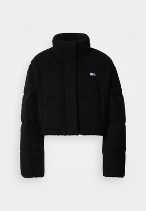 Μαύρο κοντό μπουφάν με δομημένο σχεδιασμό, που διαθέτει ψηλό γιακά, επενδεδυμένα μανίκια και μαλακό, υφασμάτινο υλικό. Μικρό λογότυπο στο μπροστινό μέρος.