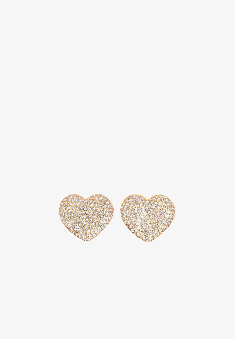 Pendientes en forma de corazón hechos de metal en tono dorado, con una superficie adornada con brillantes transparentes para añadir brillo y textura.