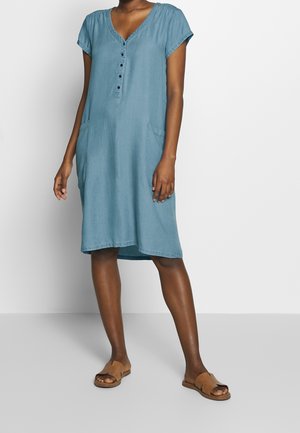 Robe en coton bleu clair avec un col en V, des boutons à l'avant, des manches courtes et des poches latérales ; présente une coupe décontractée et un ourlet légèrement incurvé.