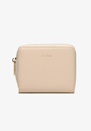 Portfel na zamek z miękkiej beżowej skóry z wytłoczonym logo, prostokątny kształt, gładka faktura i akcenty w kolorze złotym.