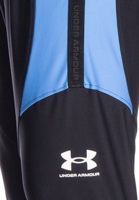 Zwart en blauw sporttop met een gestroomlijnd ontwerp, zachte stof en het Under Armour logo in het wit op de onderste voorkant.