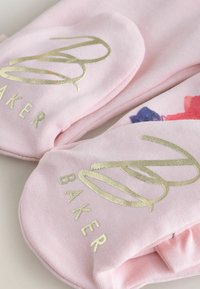Zwei rosa Fäustlinge aus weichem Stoff, mit einem goldenen Logo mit "B" und "BAKER." Einer der Fäustlinge hat florale Muster in lebhaften Farben.