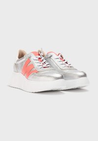 Stříbrné metalické tenisky s korálovými akcenty, texturovaným materiálem a tlustou bílou podrážkou. Mají bílé tkaničky a polstrovaný jazyk.