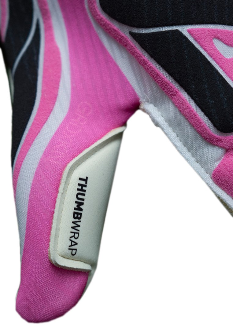 Guanto sportivo nero e rosa con tessuto testurizzato, dotato di un avvolgimento per il pollice in gomma bianca etichettato "THUMBWRAP" per supporto.