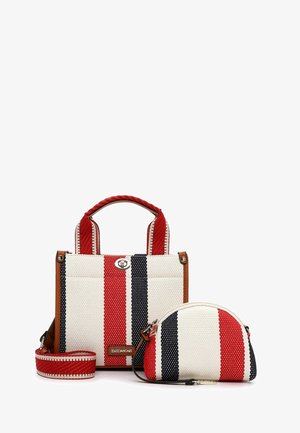 Sacs à main avec des rayures verticales rouges, blanches et noires ; un sac rectangulaire avec des poignées et une bandoulière amovible, un petit sac arrondi avec une fermeture éclair.