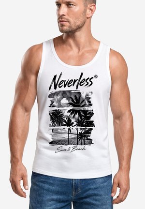 Muskelbepackter Mann trägt ein weißes Tanktop mit schwarzem Palmen- und Strandmotiv und den Worten "Neverless Sun & Beach."