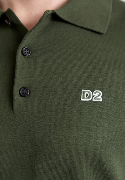 Polo de culoare verde închis, cu guler, două butoane negre și un logo brodat alb „D2” pe piept. Textură netedă.