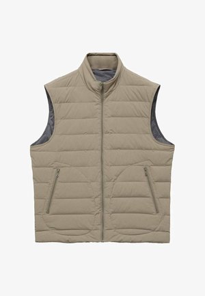 Beige isolierte Weste mit hohem Kragen, gestepptem Design und zwei Reißverschlusstaschen. Glatte Textur, ohne Ärmel und in einfarbiger Ausführung.