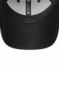Cappello nero con visiera curvata, realizzato in tessuto testurizzato. All'interno presenta un rivestimento di colore chiaro e dettagli di cucitura visibili. Logo del marchio all'interno.