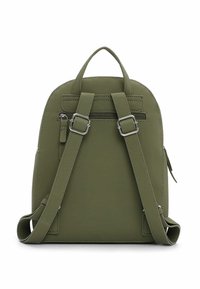 Oliwkowy zielony plecak z tworzywa sztucznego z regulowanymi paskami, górnym uchwytem i srebrnymi elementami metalowymi. Posiada kieszeń na zamek i gładką fakturę.