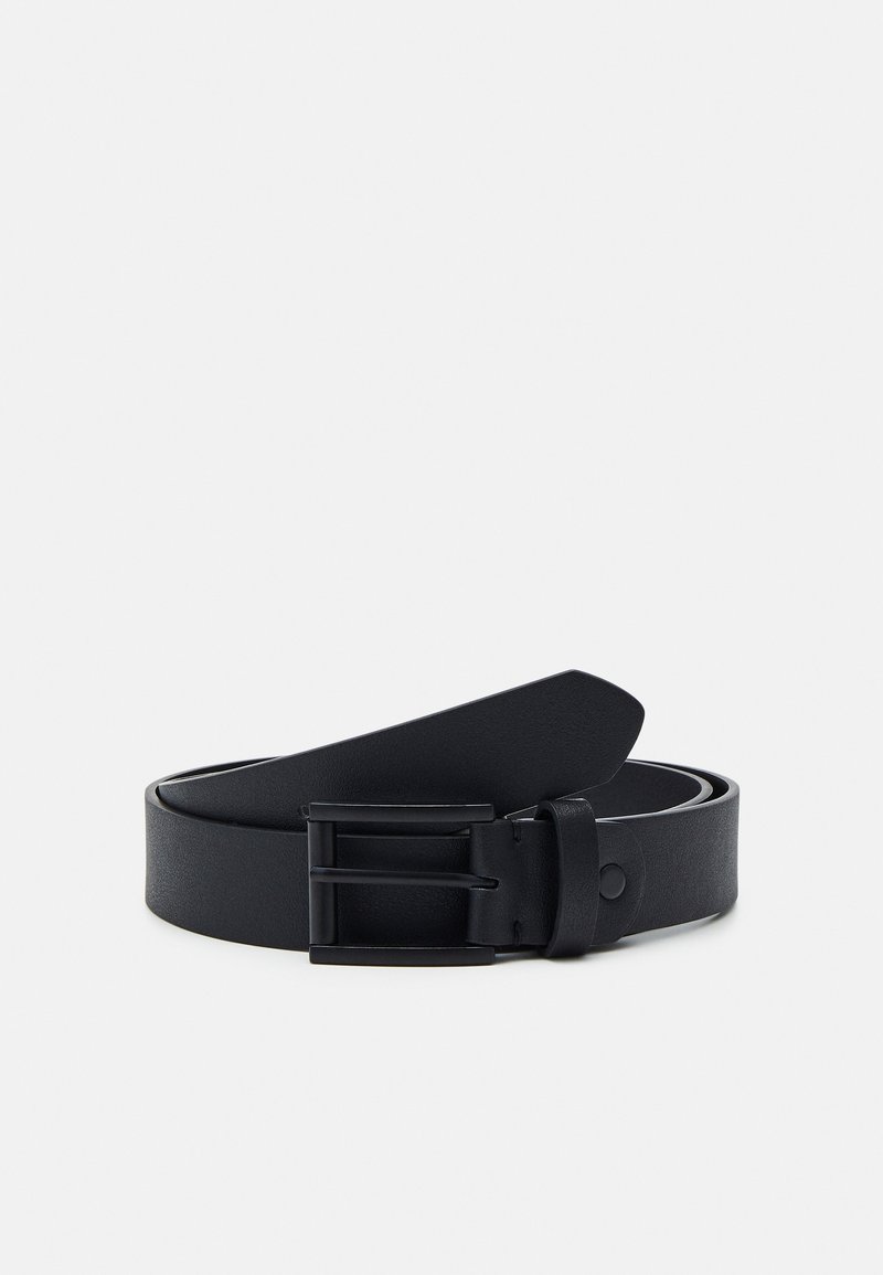 Ceinture en cuir noir avec boucle métallique rectangulaire noire mate, enroulée sur un fond blanc.